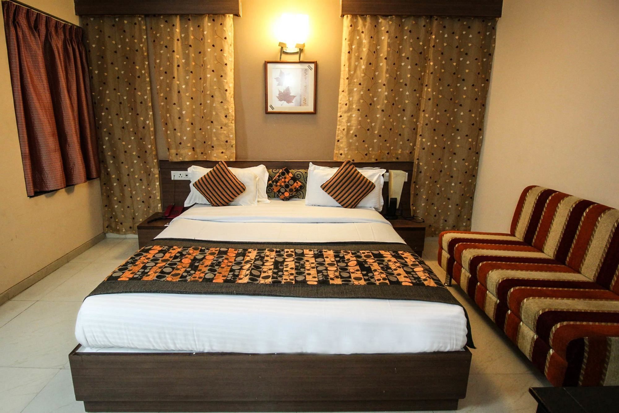 Oyo 4161 Hotel Shailly Inn Ахмедабад Екстериор снимка